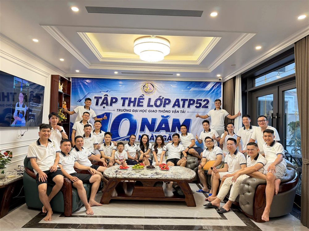 Tập thể lớp ATP52 quây quần chụp ảnh trong ngày kỷ niệm 10 năm gặp lại nhau