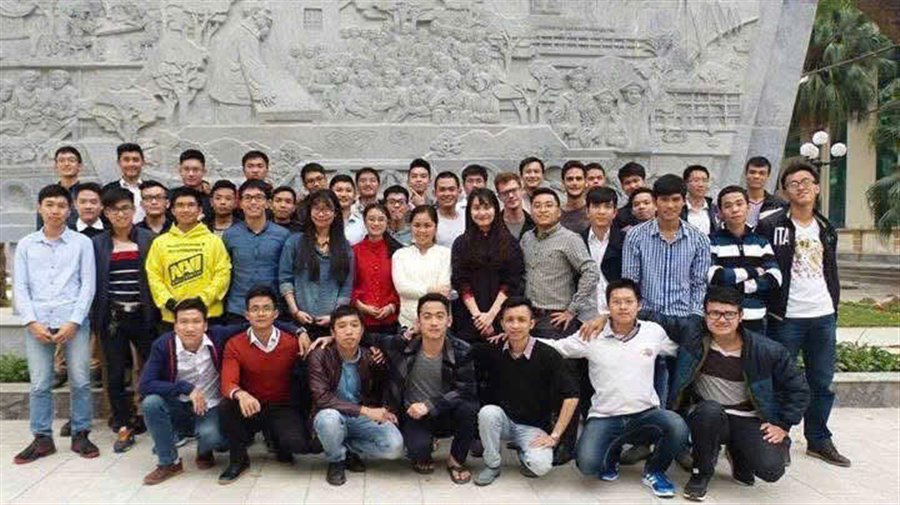 Tập thể lớp ATP52 chụp ảnh kỷ niệm thời sinh viên trước bức phù điêu trong khuôn viên trường
